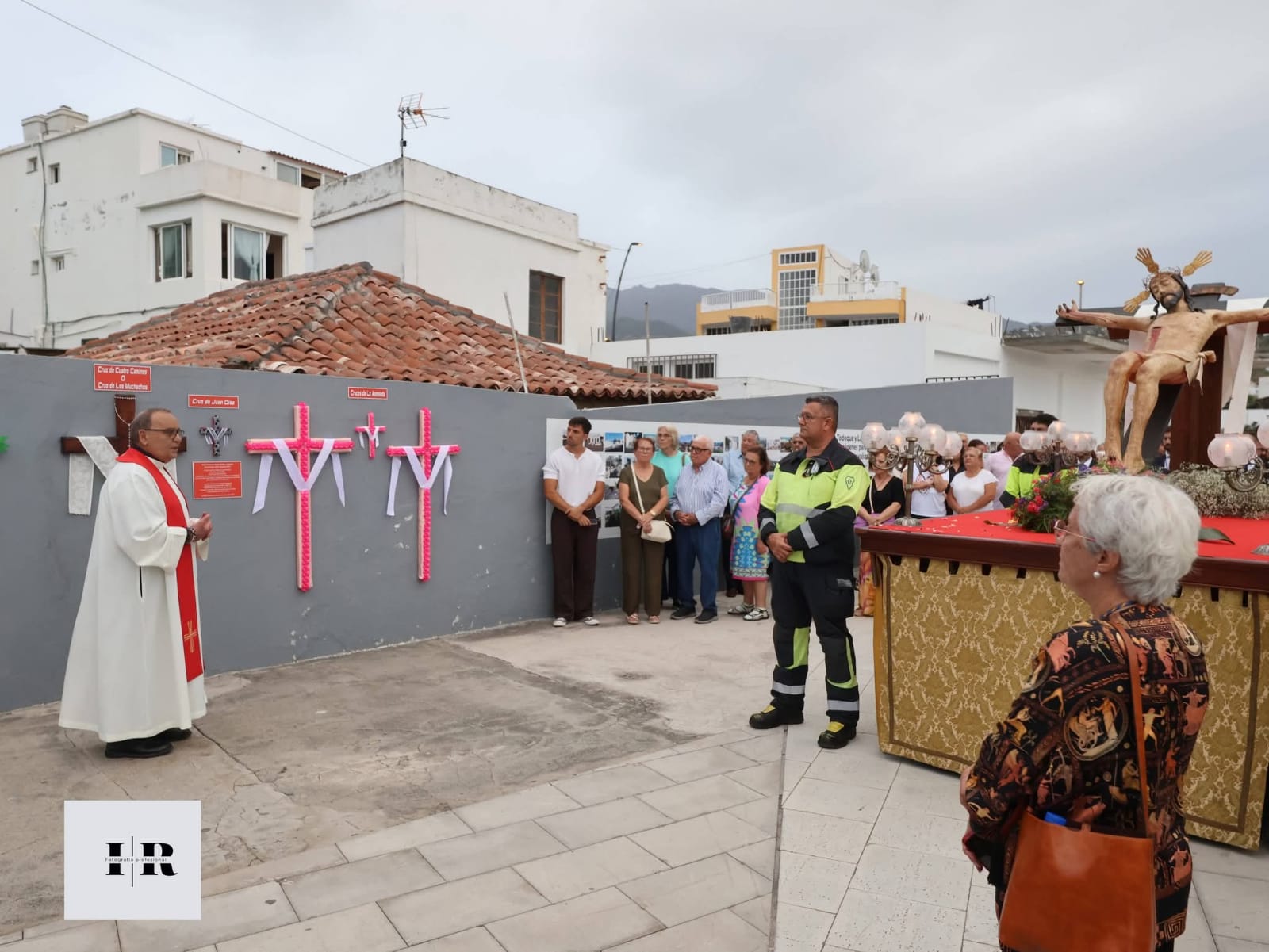 Emotiva jornada en Los Llanos de Aridane con la reposición de las Cruces de Mayo salvadas de la erupción del volcán Tajogaite