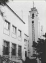 imagen de la torre en blanco y negro