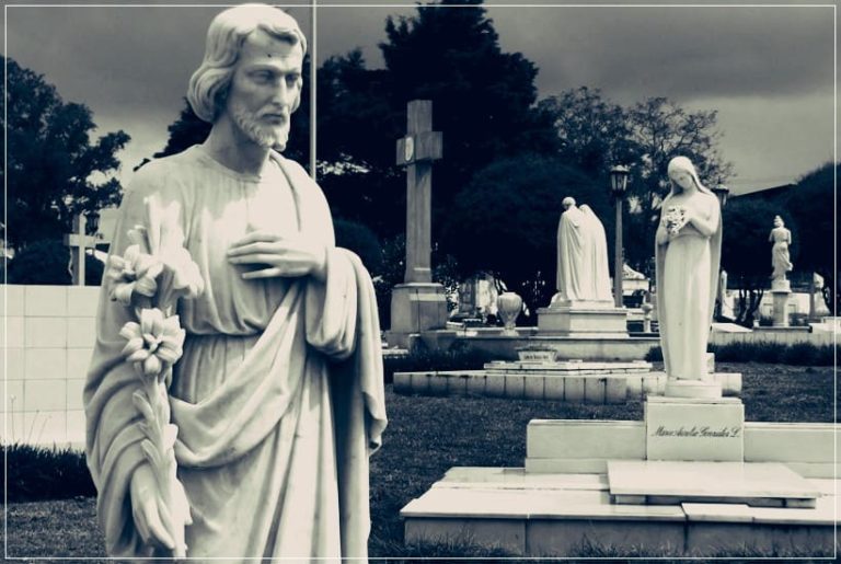 Lee más sobre el artículo Recuerdo y oración por los difuntos