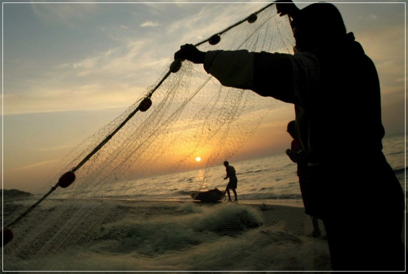 Echando redes de pesca al amanecer